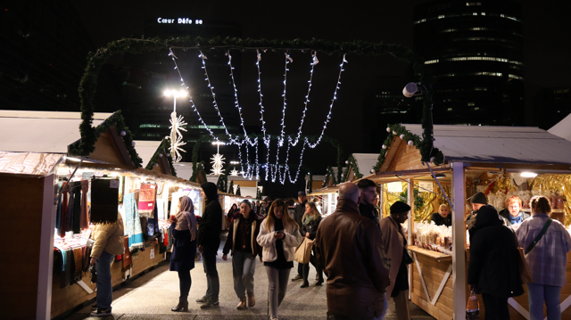 Ouverture du marché de Noël de Paris La Défense