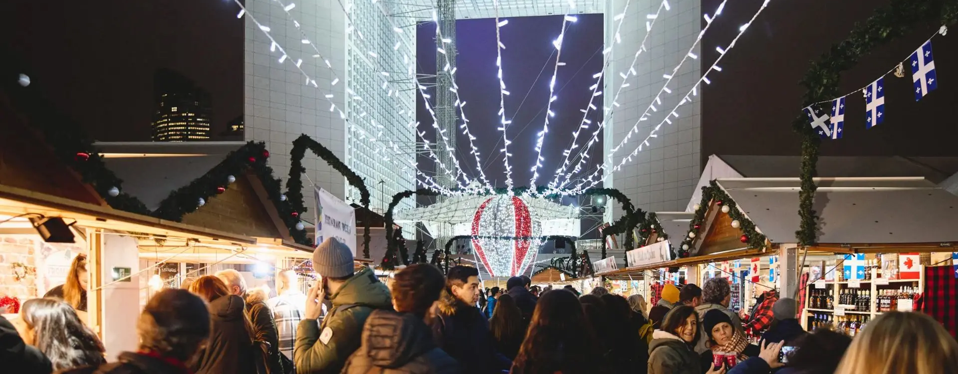 Allée illuminée du marché de Noël Paris La Défense