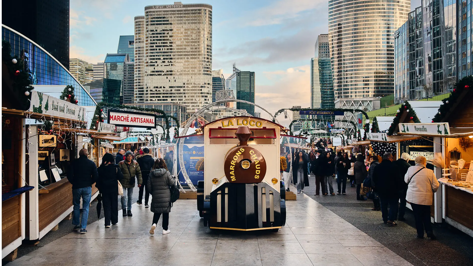Allée du marché de Noël entouré de chalets exposants